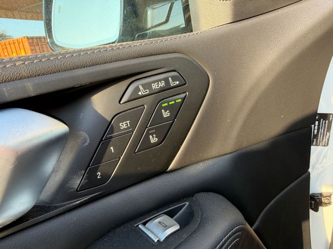 Подержанный BMW X7 40i I (G07) Рестайлинг, 3.0 л, 2023 в Дубае Белый цвет.  | AUTO.AE