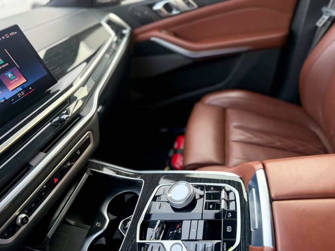 مستعملة BMW X7 40i I (G07) فيس ليفت، 3.0 لتر، 2023 في الإمارات، دبي من Morya Jeswani Cars، اللون أزرق. مواصفات الخليج | AUTO.AE | إعلان #295550 — صورة 11 من 12