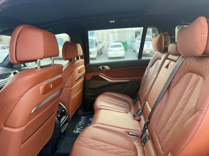 مستعملة BMW X7 40i I (G07) فيس ليفت، 3.0 لتر، 2023 في الإمارات، دبي من Morya Jeswani Cars، اللون أزرق. مواصفات الخليج | AUTO.AE | إعلان #295550 — صورة 10 من 12