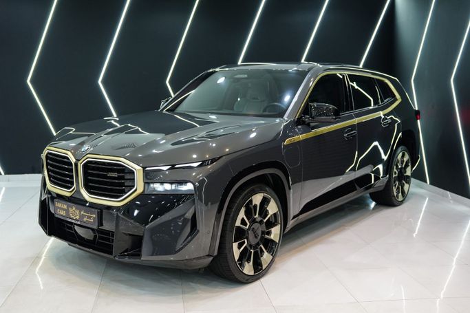 Подержанный BMW XM, 4.4 л, 2024 в Дубае от Sanam Cars Серый цвет. GCC | AUTO.AE