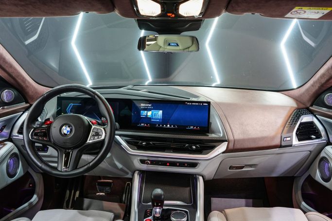 Подержанный BMW XM, 4.4 л, 2024 в Дубае от Sanam Cars Серый цвет. GCC | AUTO.AE