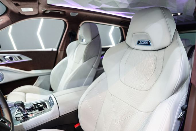 Подержанный BMW XM, 4.4 л, 2024 в Дубае от Sanam Cars Серый цвет. GCC | AUTO.AE