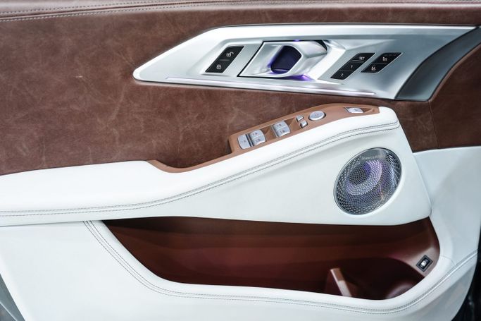 Подержанный BMW XM, 4.4 л, 2024 в Дубае от Sanam Cars Серый цвет. GCC | AUTO.AE