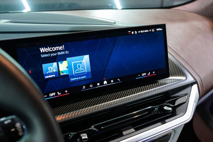 Подержанный BMW XM, 4.4 л, 2024 в Дубае от Sanam Cars Серый цвет. GCC | AUTO.AE