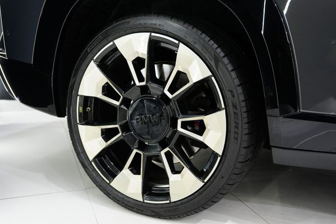 Подержанный BMW XM, 4.4 л, 2024 в Дубае от Sanam Cars Серый цвет. GCC | AUTO.AE