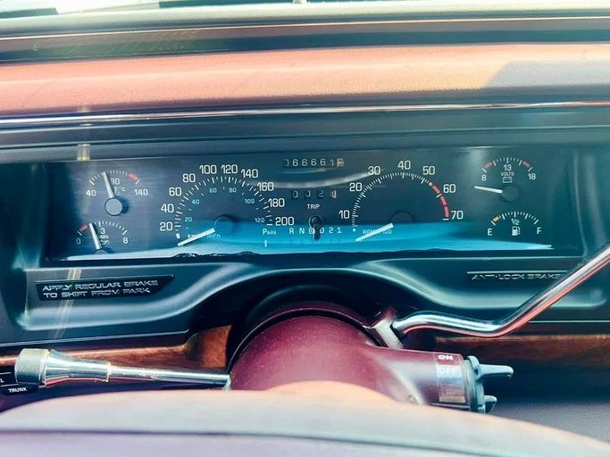 Подержанный Buick Park Avenue I, 3.8 л, 1993 в Дубае от Mirza Automobile FZE Бордовый цвет. Японская | AUTO.AE