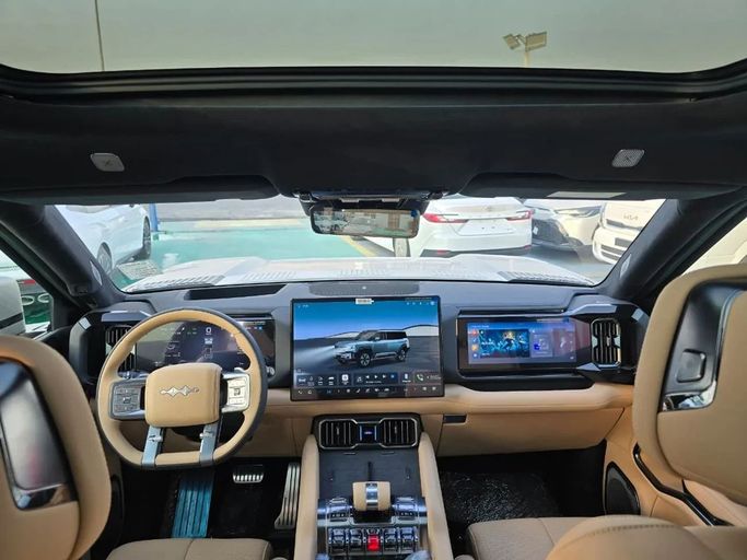 Новый BYD FangChengBao Leopard 8, 2.0 л, 2024 в Дубае от Mohamed Hakim Motors Бежевый цвет. Other | AUTO.AE