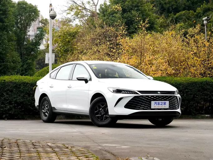 جديدة ⁦BYD Qin DM-i ثانياً، 1.5 l، 2026⁩ في في الإمارات, دبي من FULL OPTION MOTORS، اللون أبيض. المواصفات الصينية | AUTO.AE | إعلان #291842