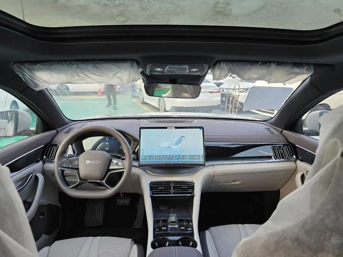 Новый BYD Song Plus I Рестайлинг, 2025 в Дубае от Mohamed Hakim Motors Бежевый цвет. Китайская | AUTO.AE