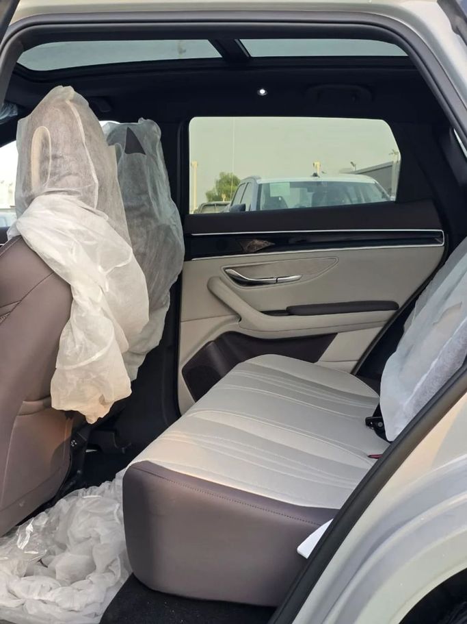 Новый BYD Song Plus I Рестайлинг, 2025 в Дубае от Mohamed Hakim Motors Бежевый цвет. Китайская | AUTO.AE