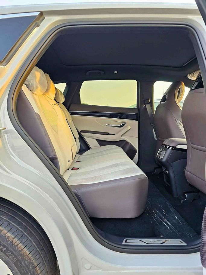 Новый BYD Song Plus I Рестайлинг, 2025 в Дубае от SK Motors Бежевый цвет. Китайская | AUTO.AE