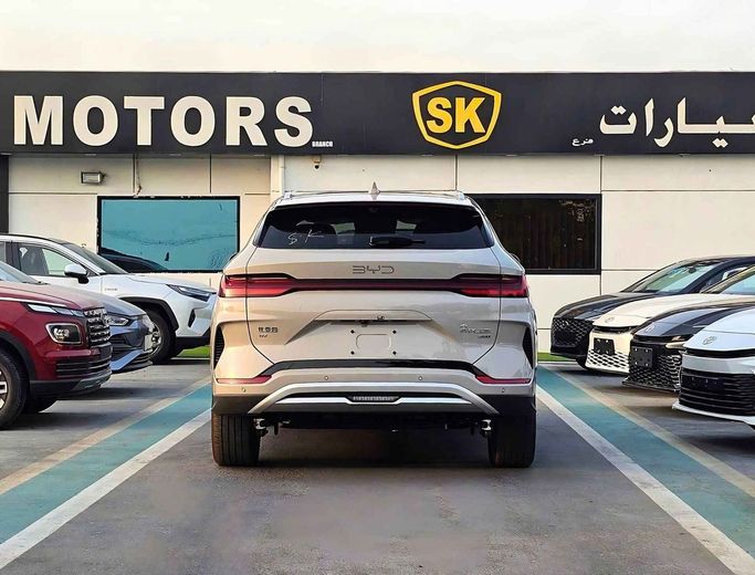 Новый BYD Song Plus I Рестайлинг, 2025 в Дубае от SK Motors Бежевый цвет. Китайская | AUTO.AE