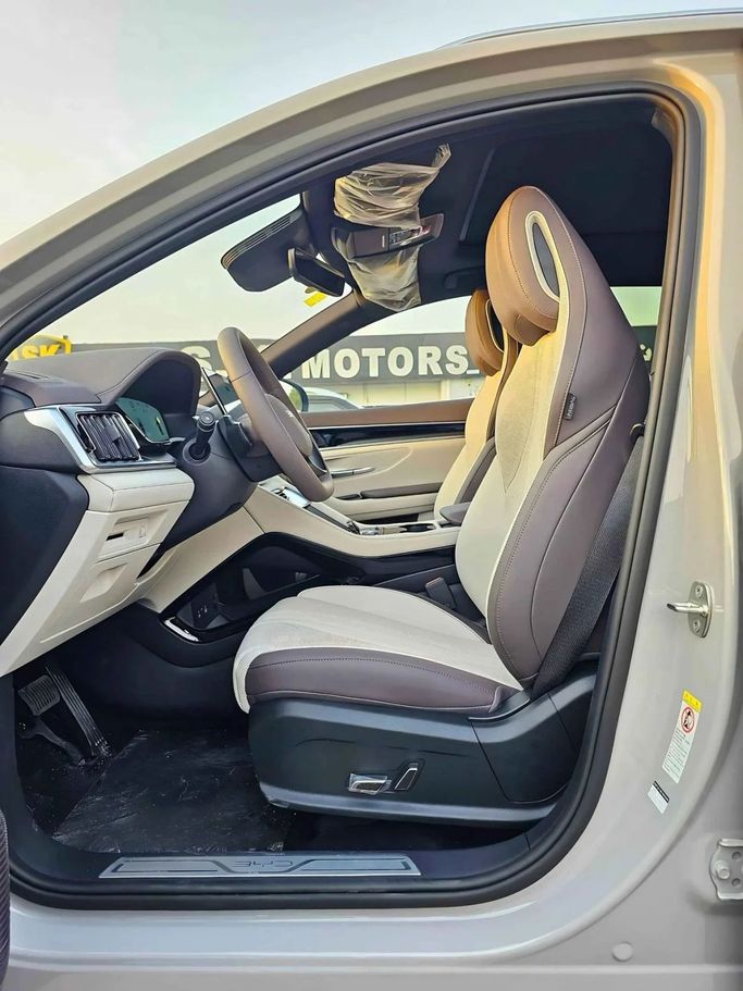 Новый BYD Song Plus I Рестайлинг, 2025 в Дубае от SK Motors Бежевый цвет. Китайская | AUTO.AE