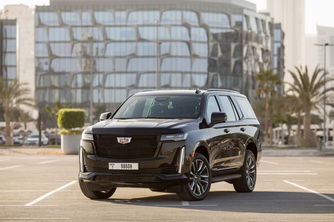 Cadillac Escalade V, 2023 внедорожник 5 дв. бизнес класса в Дубае от Uptown Rent A Car LLC черный цвет | AUTO.AE
