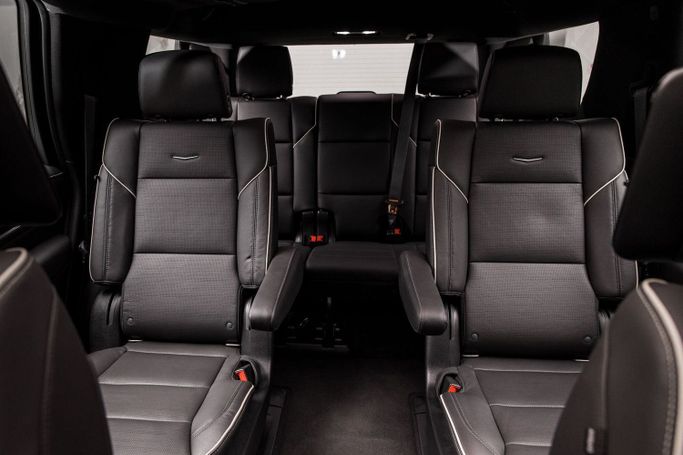 Cadillac Escalade V, 2023 внедорожник 5 дв. бизнес класса в Дубае от Uptown Rent A Car LLC черный цвет | AUTO.AE