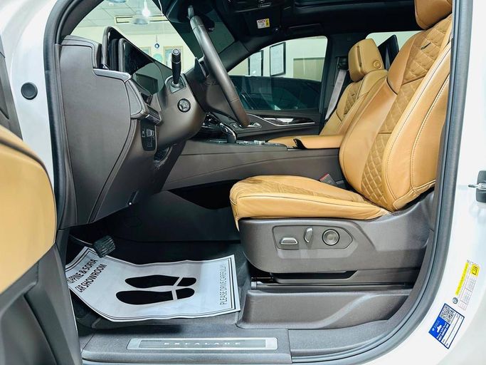 Подержанный Cadillac Escalade ESV V Рестайлинг, 6.2 л, 2024 в Дубае от Philippine Used Cars Showroom Белый цвет. GCC | AUTO.AE