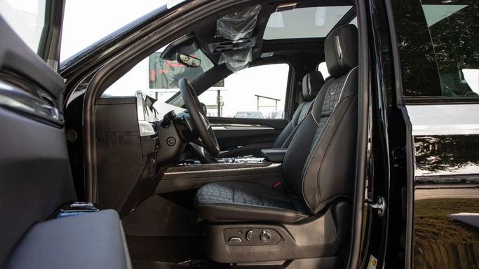 Новый Cadillac Escalade ESV V Рестайлинг, 6.2 л, 2025 в Дубае от Dresden Motors Черный цвет. GCC | AUTO.AE