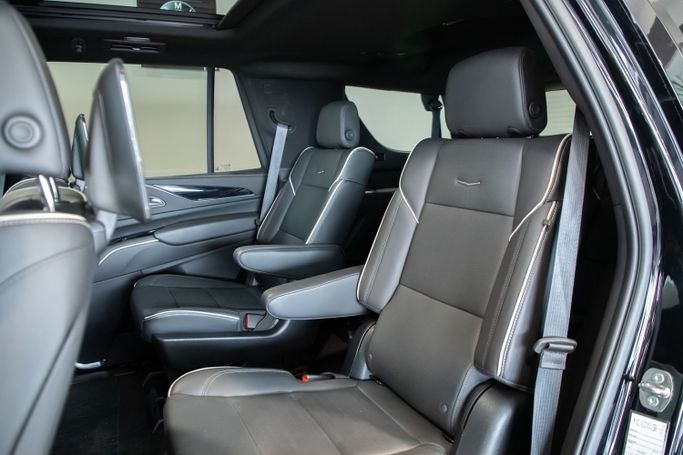 Подержанный Cadillac Escalade V, 6.2 л, 2023 в Дубае от C7 Motors Черный цвет. Американская | AUTO.AE