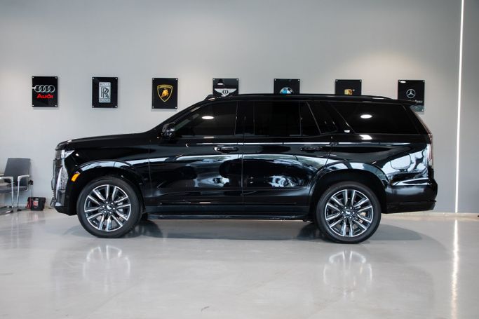 Подержанный Cadillac Escalade V, 6.2 л, 2023 в Дубае от C7 Motors Черный цвет. Американская | AUTO.AE