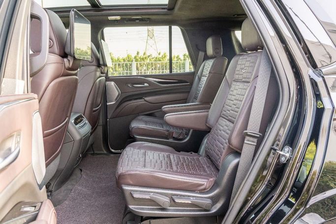 Подержанный Cadillac Escalade V, 6.2 л, 2022 в Дубае от Laith Alobaidi Motors Черный цвет. GCC | AUTO.AE