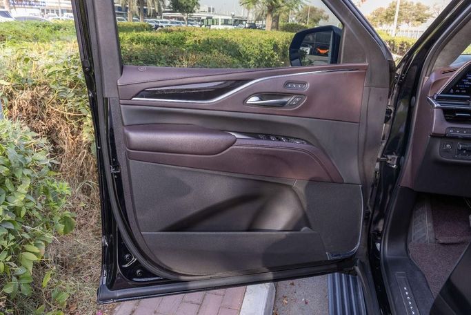 Подержанный Cadillac Escalade V, 6.2 л, 2022 в Дубае от Laith Alobaidi Motors Черный цвет. GCC | AUTO.AE