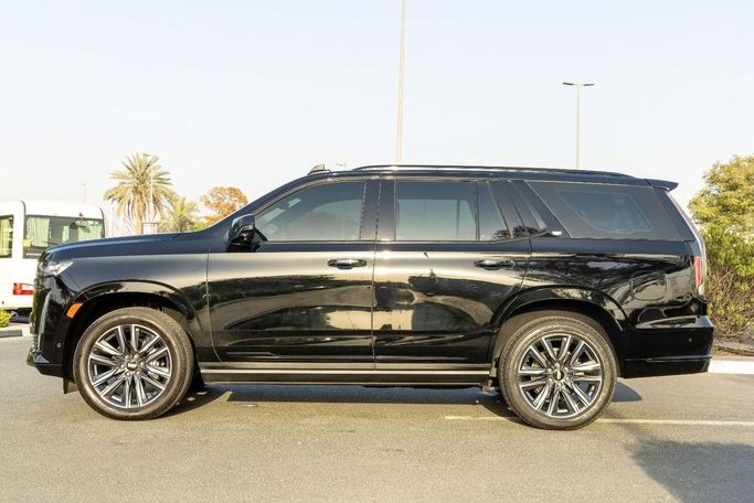 Подержанный Cadillac Escalade V, 6.2 л, 2022 в Дубае от Laith Alobaidi Motors Черный цвет. GCC | AUTO.AE