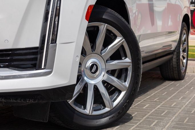 Used Cadillac Escalade V, 6.2 l, 2021 in Dubai by Linda Cars, White color. GCC Specs | AUTO.AE