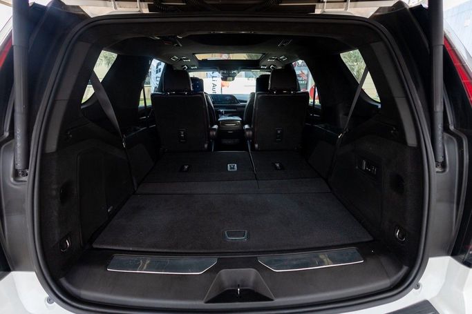 Used Cadillac Escalade V, 6.2 l, 2021 in Dubai by Linda Cars, White color. GCC Specs | AUTO.AE