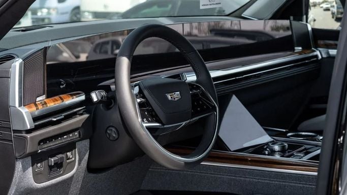 Новый Cadillac Escalade ESV V Рестайлинг, 6.2 л, 2025 в Дубае от Altass Motors Черный цвет. Other | AUTO.AE