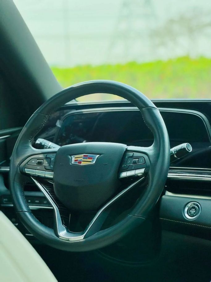 Подержанный Cadillac Escalade ESV V, 6.2 л, 2023 в Дубае от Ideal Cars LLC Бежевый цвет. GCC | AUTO.AE