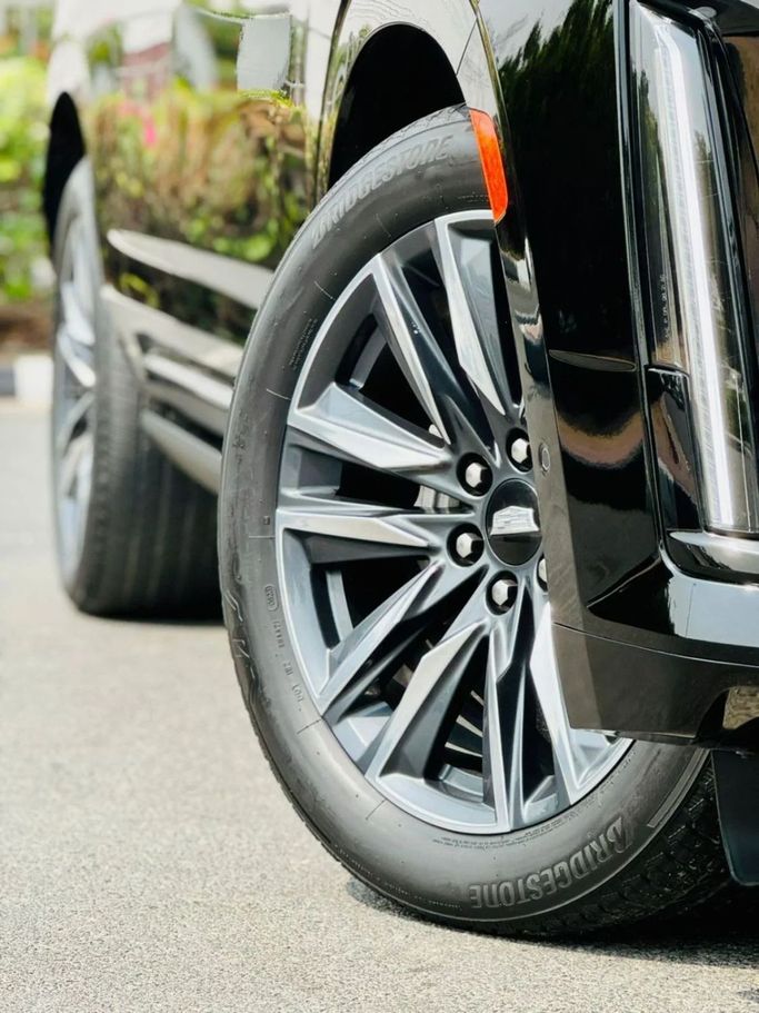 Подержанный Cadillac Escalade ESV V, 6.2 л, 2023 в Дубае от Ideal Cars LLC Бежевый цвет. GCC | AUTO.AE