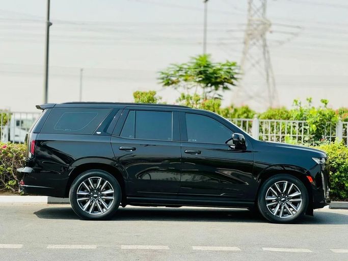 Подержанный Cadillac Escalade ESV V, 6.2 л, 2023 в Дубае от Ideal Cars LLC Бежевый цвет. GCC | AUTO.AE