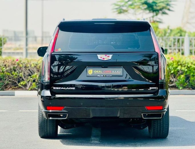 Подержанный Cadillac Escalade ESV V, 6.2 л, 2023 в Дубае от Ideal Cars LLC Бежевый цвет. GCC | AUTO.AE