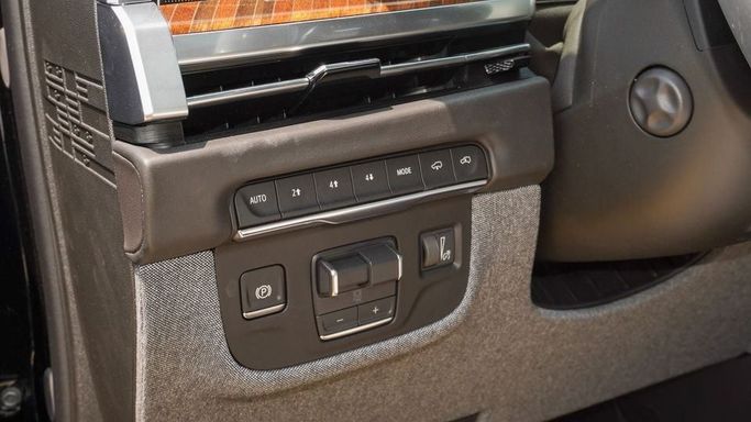 Новый Cadillac Escalade 600 V Рестайлинг, 6.2 л, 2025 в Дубае от Najem Motors Черный цвет. GCC | AUTO.AE