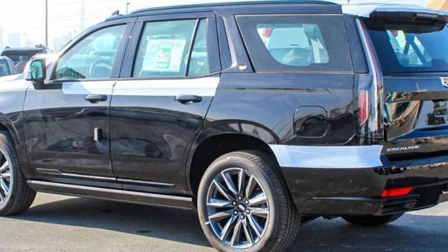 Новый Cadillac Escalade V, 6.2 л, 2022 в Дубае от Falcons GT Motors FZCO Черный цвет. GCC | AUTO.AE