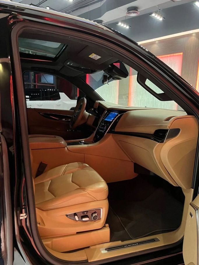 Подержанный Cadillac Escalade V, 6.2 л, 2020 в Дубае от A Class Motors Черный цвет.  | AUTO.AE