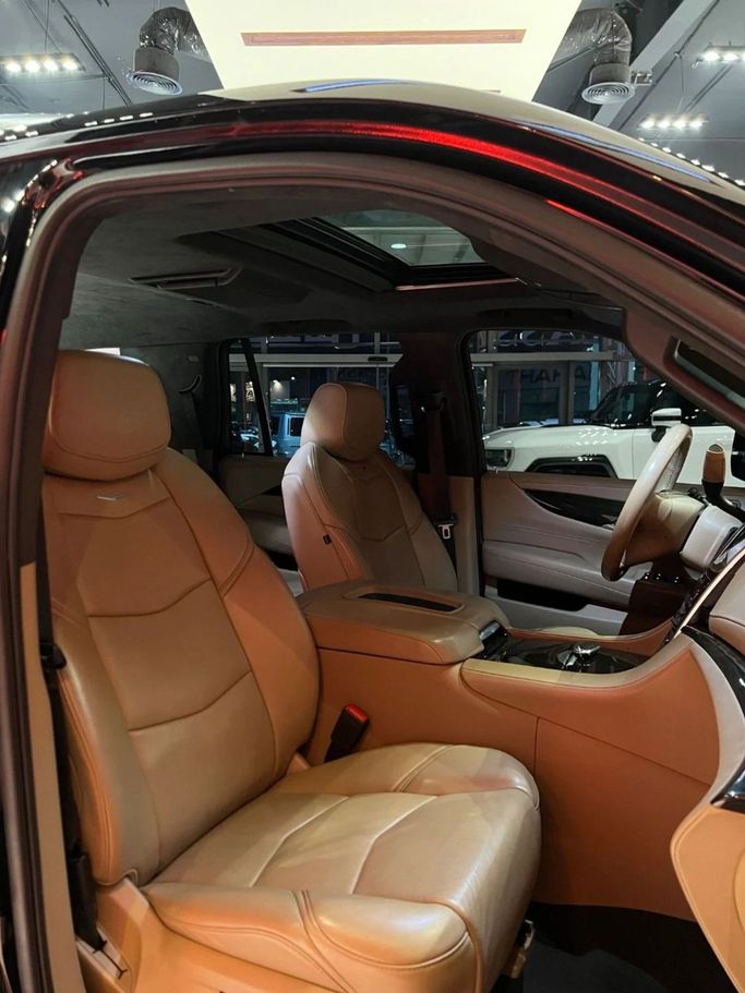 Подержанный Cadillac Escalade V, 6.2 л, 2020 в Дубае от A Class Motors Черный цвет.  | AUTO.AE