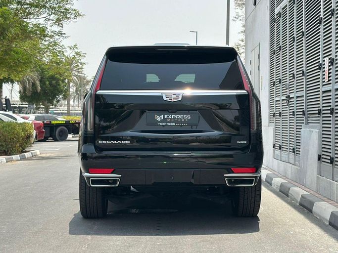 Подержанный Cadillac Escalade V, 6.2 л, 2023 в Дубае от Express Motors Черный цвет. Американская | AUTO.AE