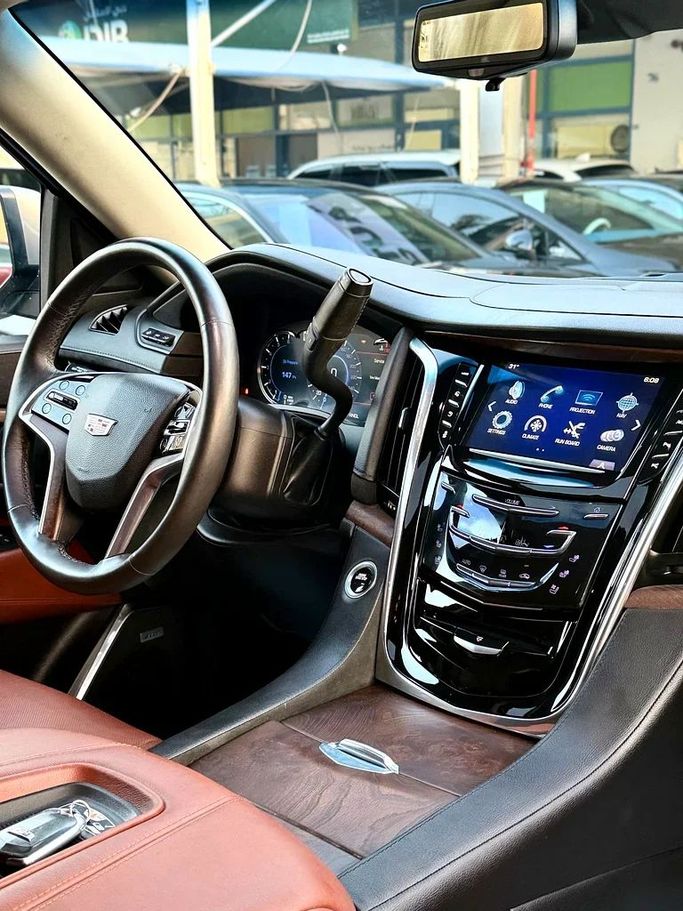 Подержанный Cadillac Escalade IV, 6.2 л, 2017 в Дубае от Auto Bank Motors Серый цвет. GCC | AUTO.AE