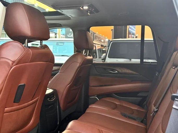 Подержанный Cadillac Escalade IV, 6.2 л, 2017 в Дубае от Auto Bank Motors Серый цвет. GCC | AUTO.AE