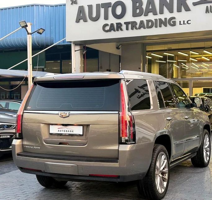 Подержанный Cadillac Escalade IV, 6.2 л, 2017 в Дубае от Auto Bank Motors Серый цвет. GCC | AUTO.AE