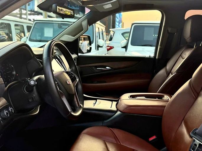 Подержанный Cadillac Escalade IV, 6.2 л, 2017 в Дубае от Auto Bank Motors Серый цвет. GCC | AUTO.AE