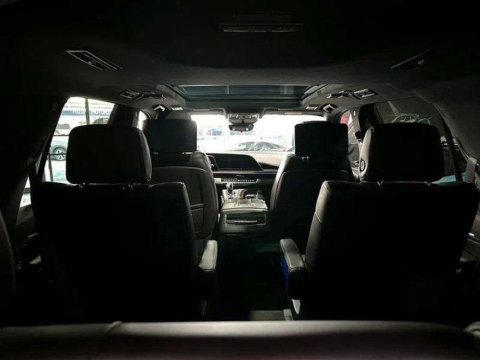 Подержанный Cadillac Escalade V, 6.2 л, 2022 в Дубае от Top Line Motors Черный цвет. GCC | AUTO.AE