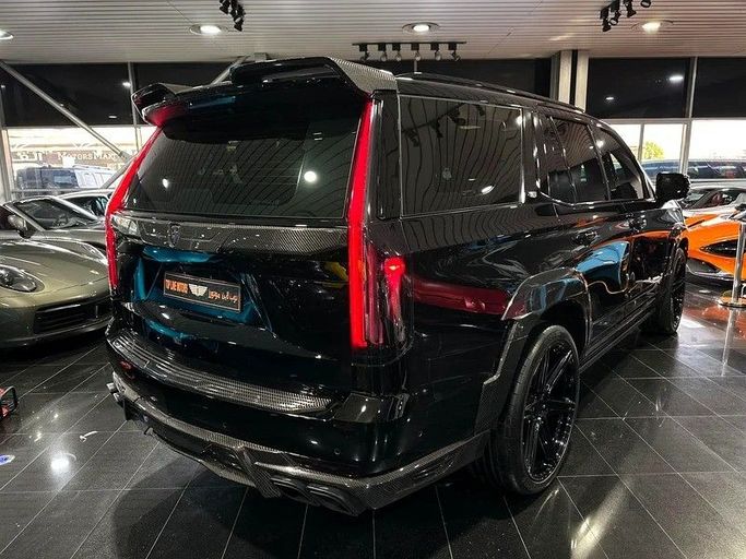 Подержанный Cadillac Escalade V, 6.2 л, 2022 в Дубае от Top Line Motors Черный цвет. GCC | AUTO.AE