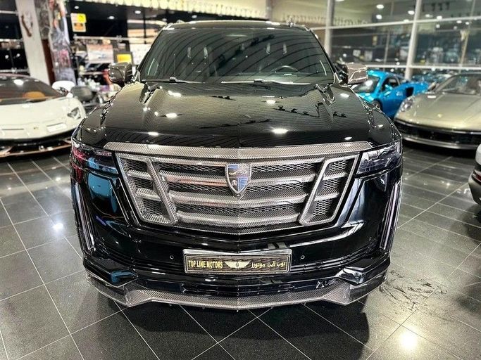 Подержанный Cadillac Escalade V, 6.2 л, 2022 в Дубае от Top Line Motors Черный цвет. GCC | AUTO.AE