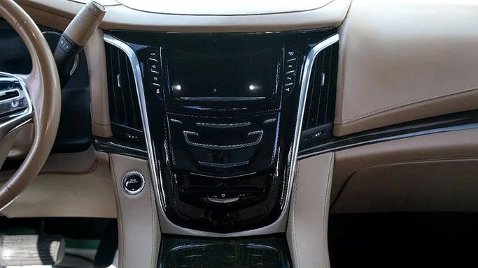 Подержанный Cadillac Escalade IV, 6.2 л, 2020 в Дубае от Simurgh Cars Черный цвет. GCC | AUTO.AE