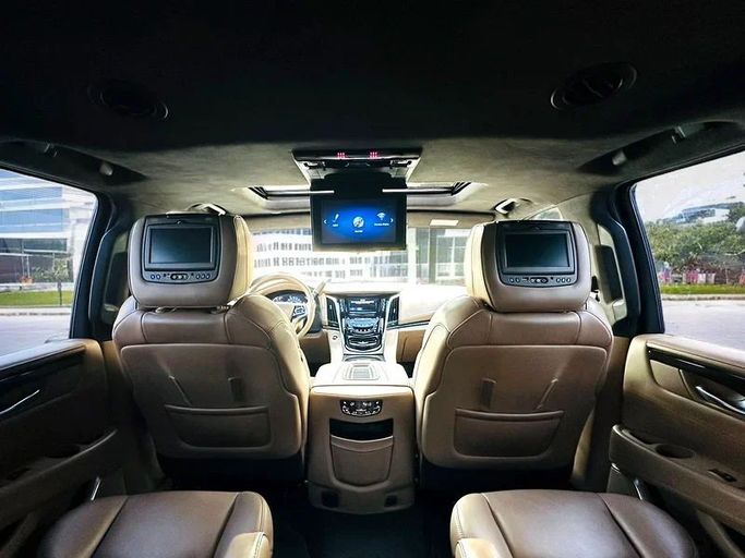 Подержанный Cadillac Escalade IV, 6.2 л, 2019 в Дубае от Andaleeb Cars Черный цвет. GCC | AUTO.AE