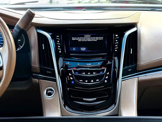 Подержанный Cadillac Escalade IV, 6.2 л, 2019 в Дубае от Andaleeb Cars Черный цвет. GCC | AUTO.AE