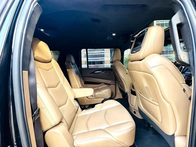Подержанный Cadillac Escalade IV, 6.2 л, 2019 в Дубае от Andaleeb Cars Черный цвет. GCC | AUTO.AE