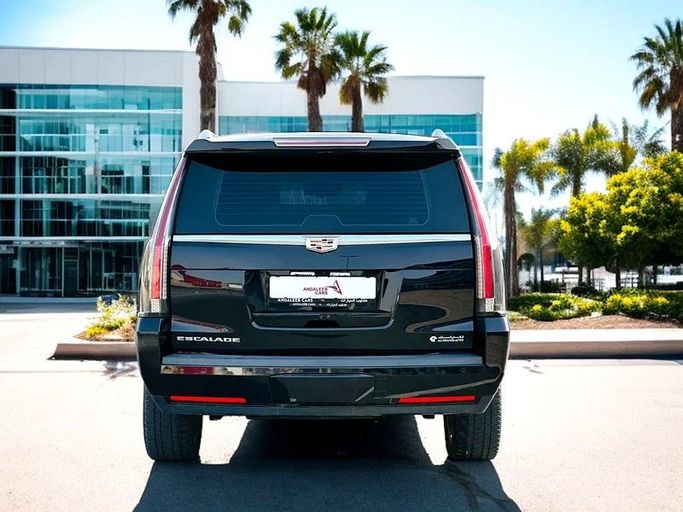 Подержанный Cadillac Escalade IV, 6.2 л, 2019 в Дубае от Andaleeb Cars Черный цвет. GCC | AUTO.AE